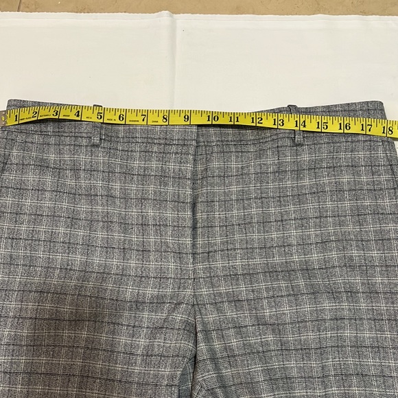 Ann Taylor Ankle Pant. Size 12 - Picture 7 of 8